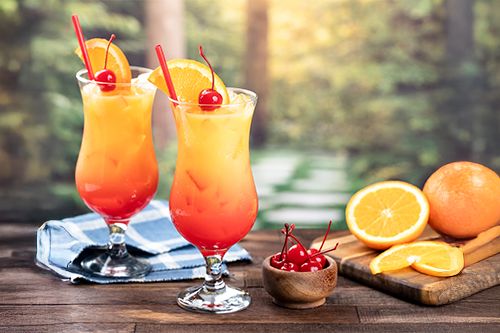 Tequila Sunrise เครื่องดื่มค็อกเทลสีไล่เฉดส้มและแดง รสเปรี้ยวหวานสดชื่น